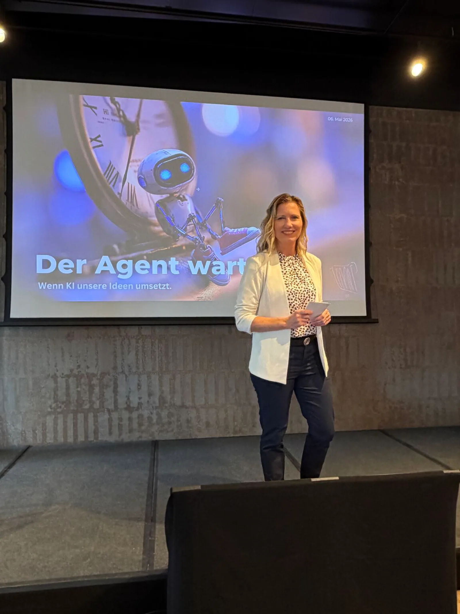 Manuela Hug bei einer Keynote: Der Agent wartet – wenn KI unsere Ideen umsetzt